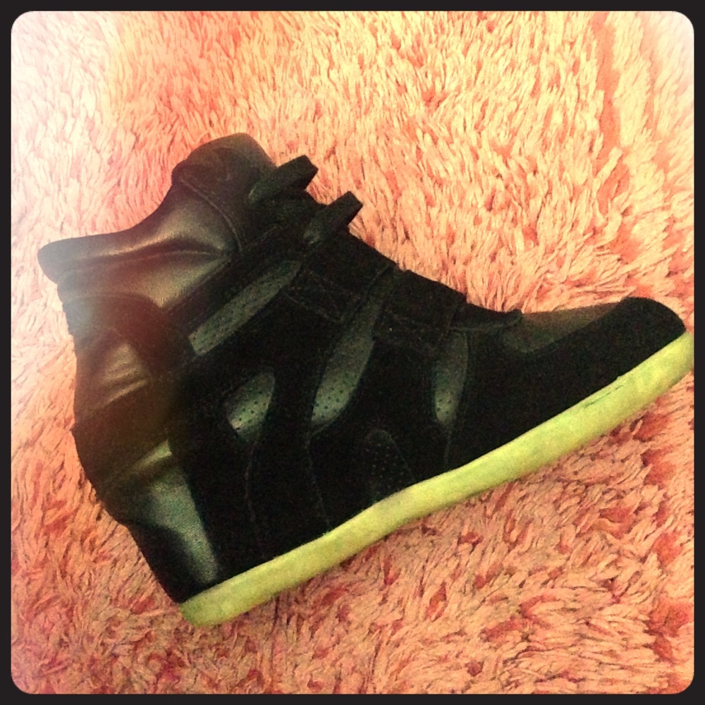 Black Wedges