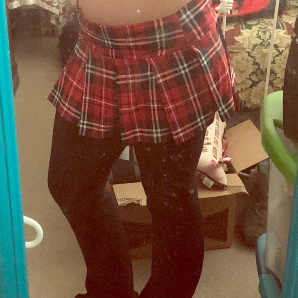Women’s black/red plaid mini skirt!! Super soft