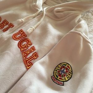 🇵🇹 Zip up white sweatshirt that reads PORTUGAL!
