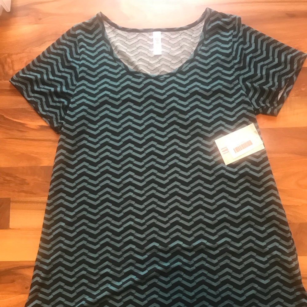 BNWT Lularoe Classic Tee