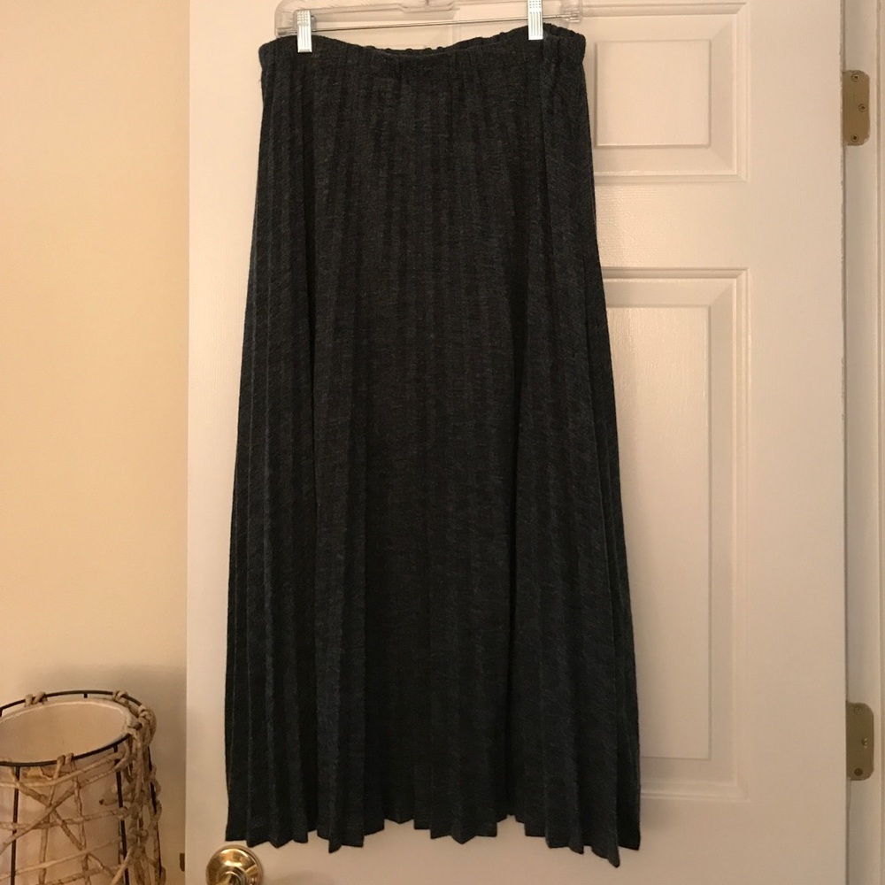 Pleaded gray skirt