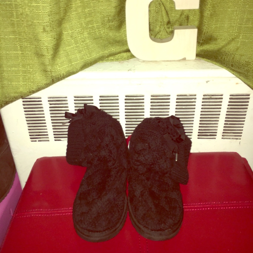Black short knot Uggs with bow