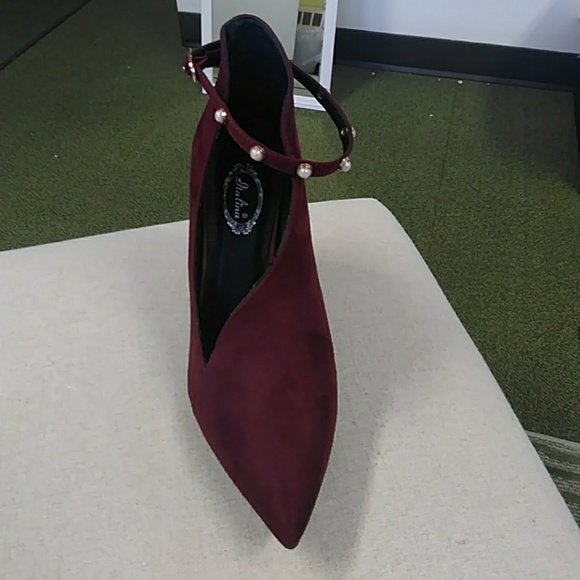 Sassy Pump with Strap - Picture 4 of 7