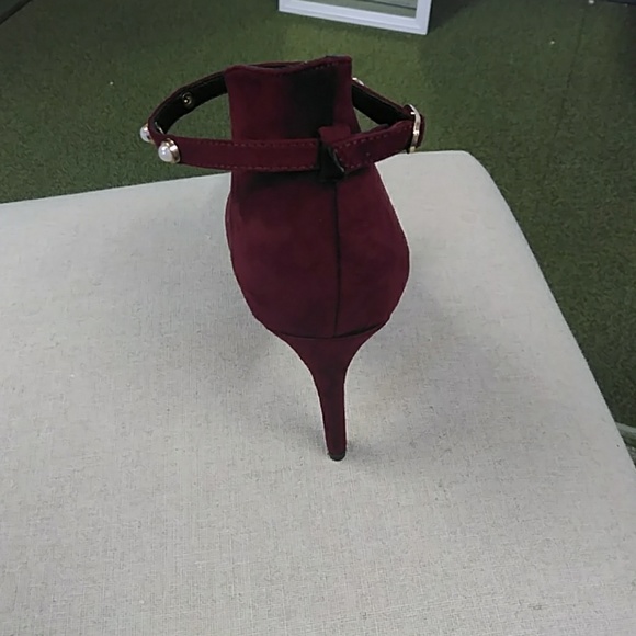 Sassy Pump with Strap - Picture 5 of 7