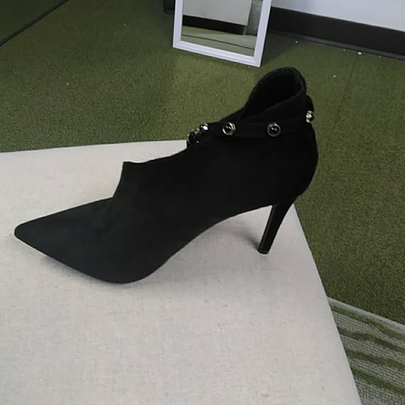 Sassy Pump with Strap - Picture 6 of 7