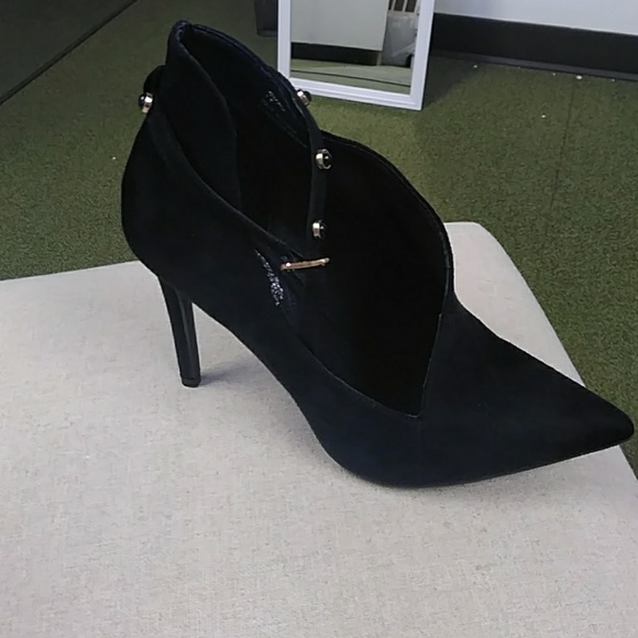 Sassy Pump with Strap - Picture 7 of 7