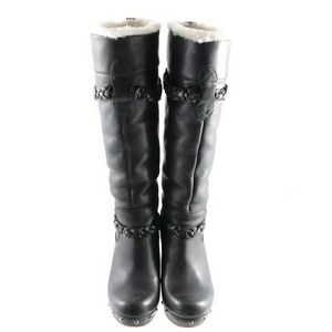 UGG Savanna boot size 7 USA never worn