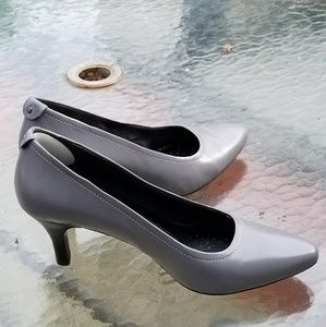Grey pumps