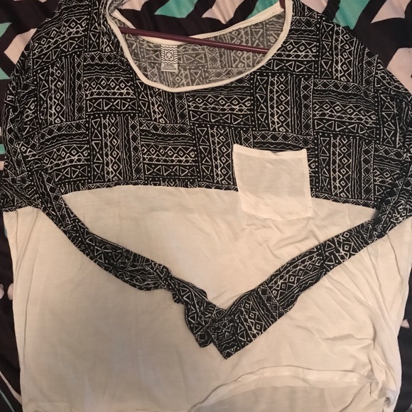 *BUNDLE* 2 shirts! - Picture 3 of 4