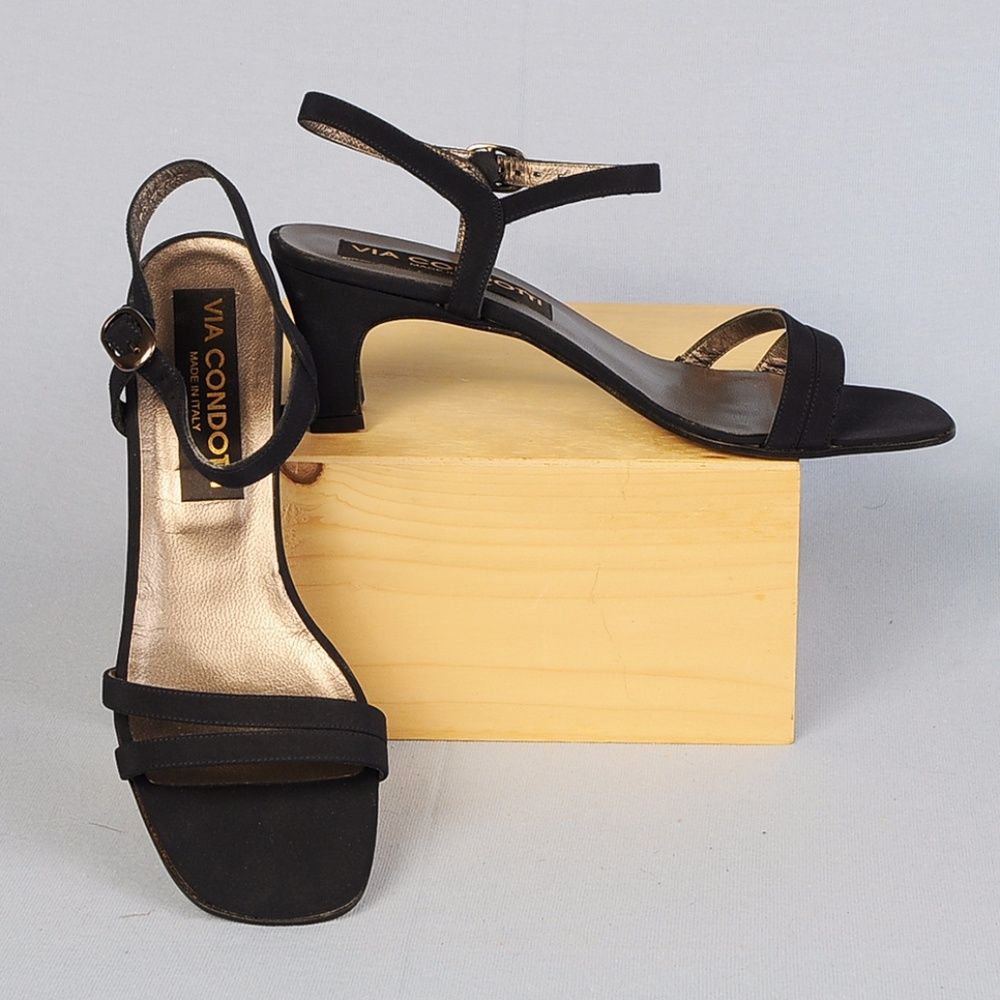 Itallian Via Condotti deep navy strappy low heels