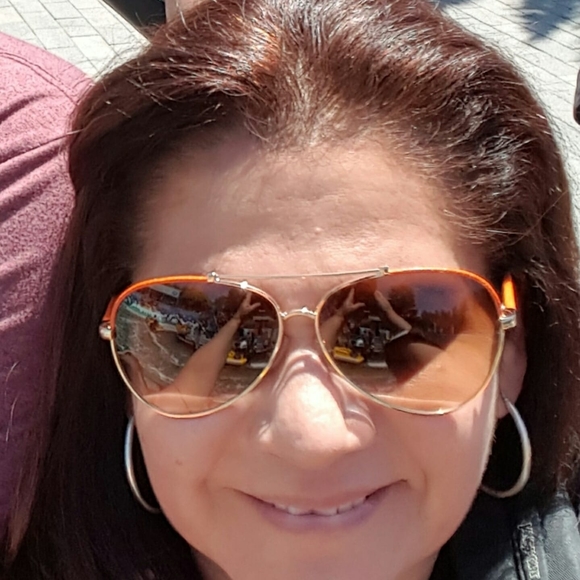 Meet your Posher, Lisa - Picture 1 of 1