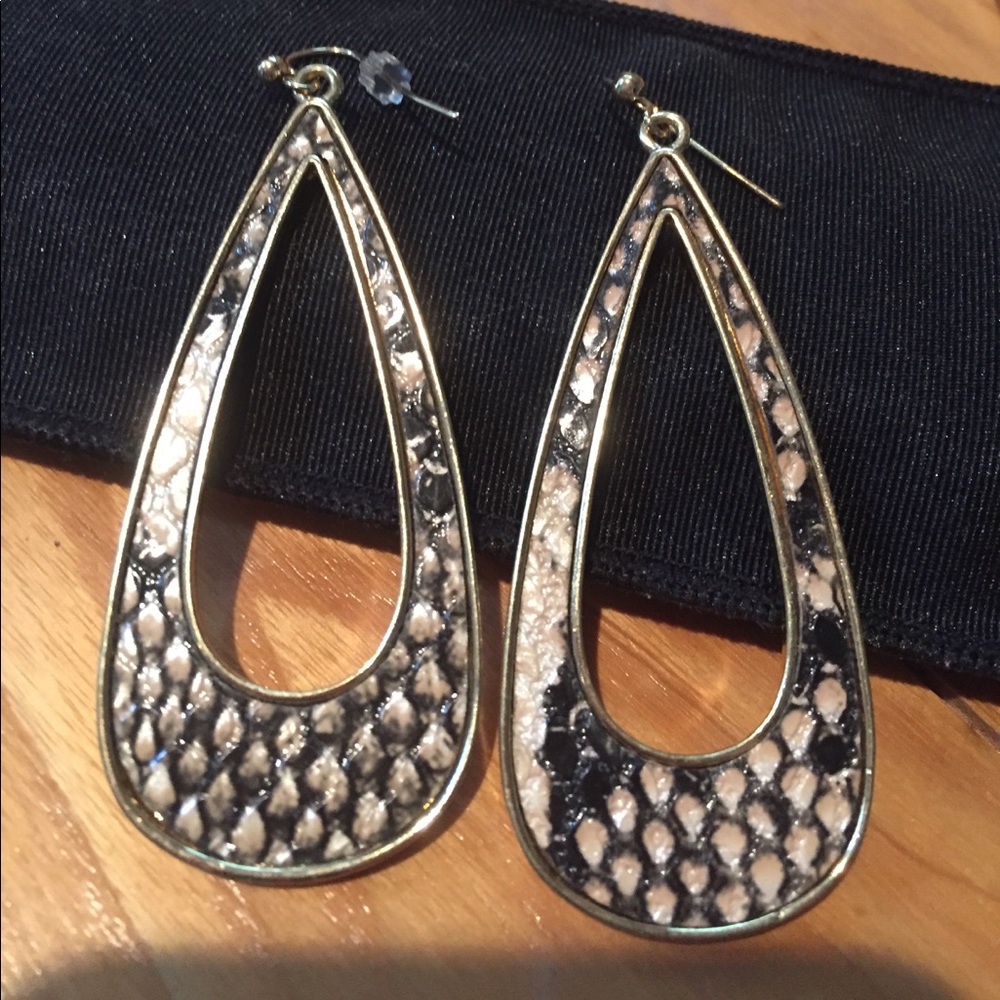 Snake pattern earrings