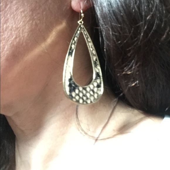 Snake pattern earrings - Picture 3 of 4