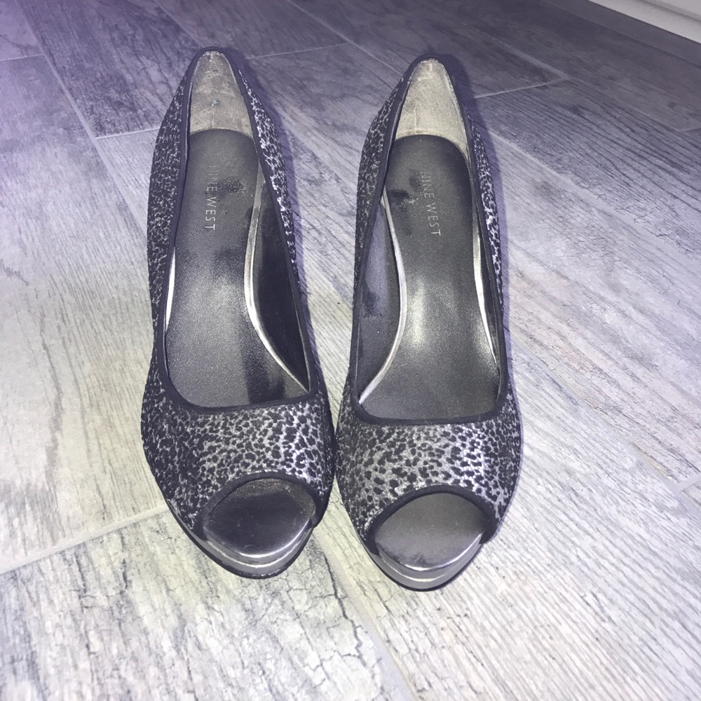 Silver leopard patterned platform heels. - Picture 2 of 8
