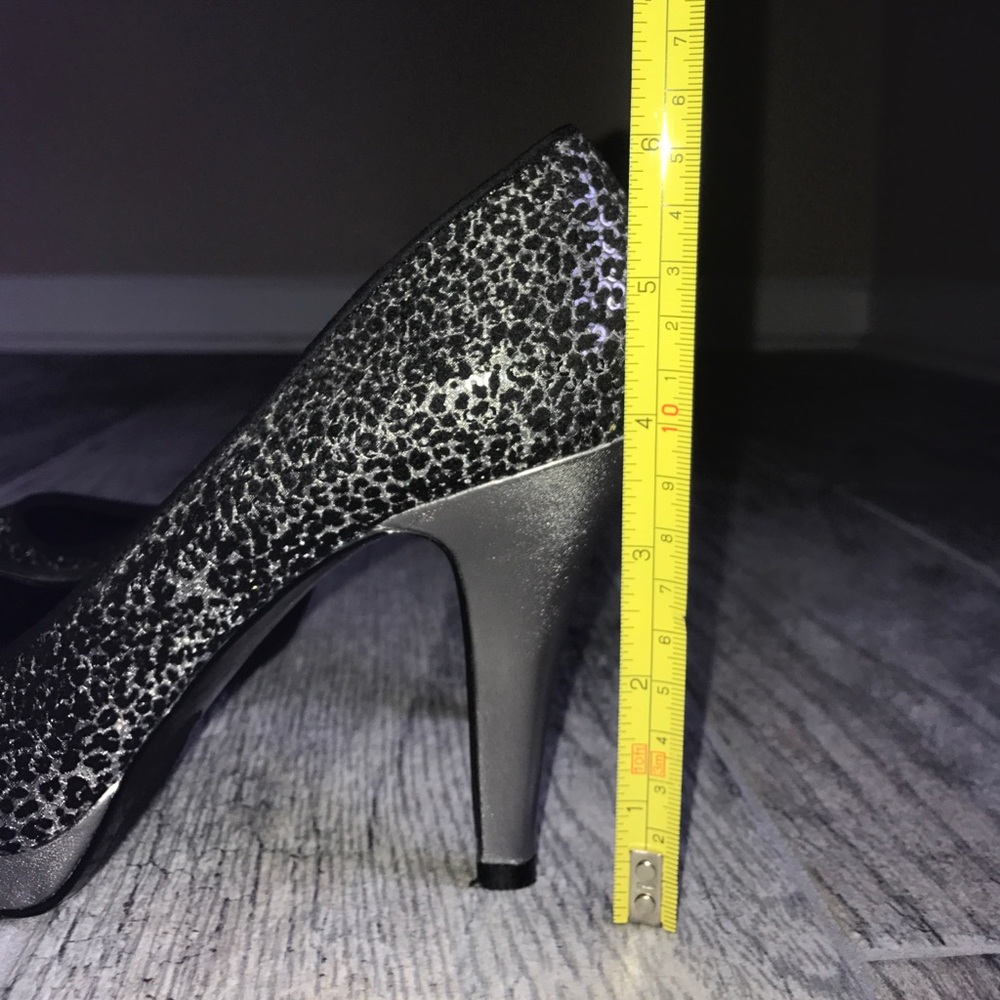 Silver leopard patterned platform heels. - Picture 3 of 8