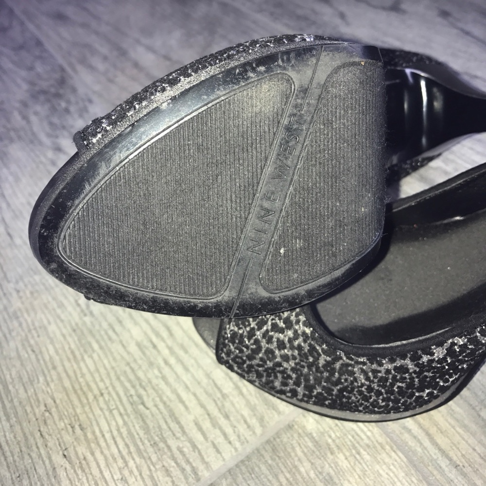 Silver leopard patterned platform heels. - Picture 5 of 8