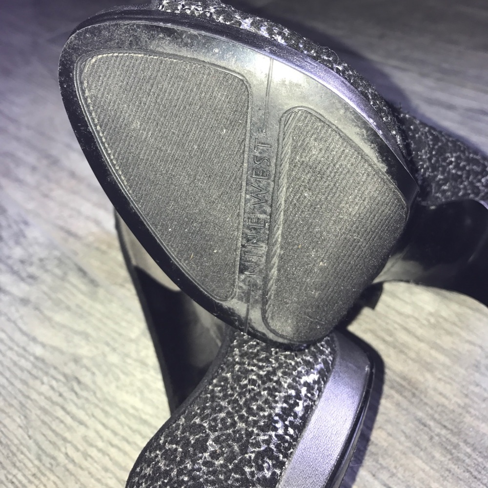 Silver leopard patterned platform heels. - Picture 6 of 8