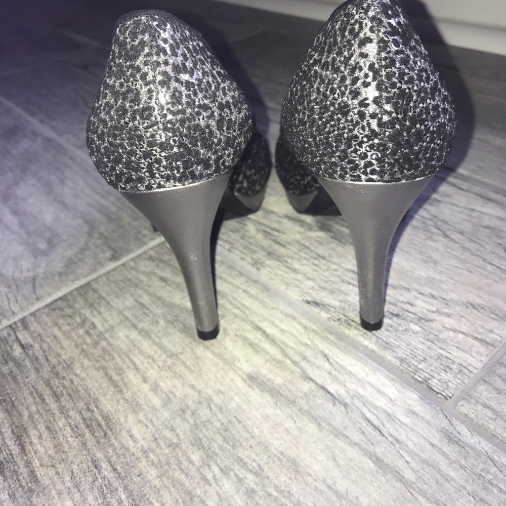 Silver leopard patterned platform heels. - Picture 7 of 8