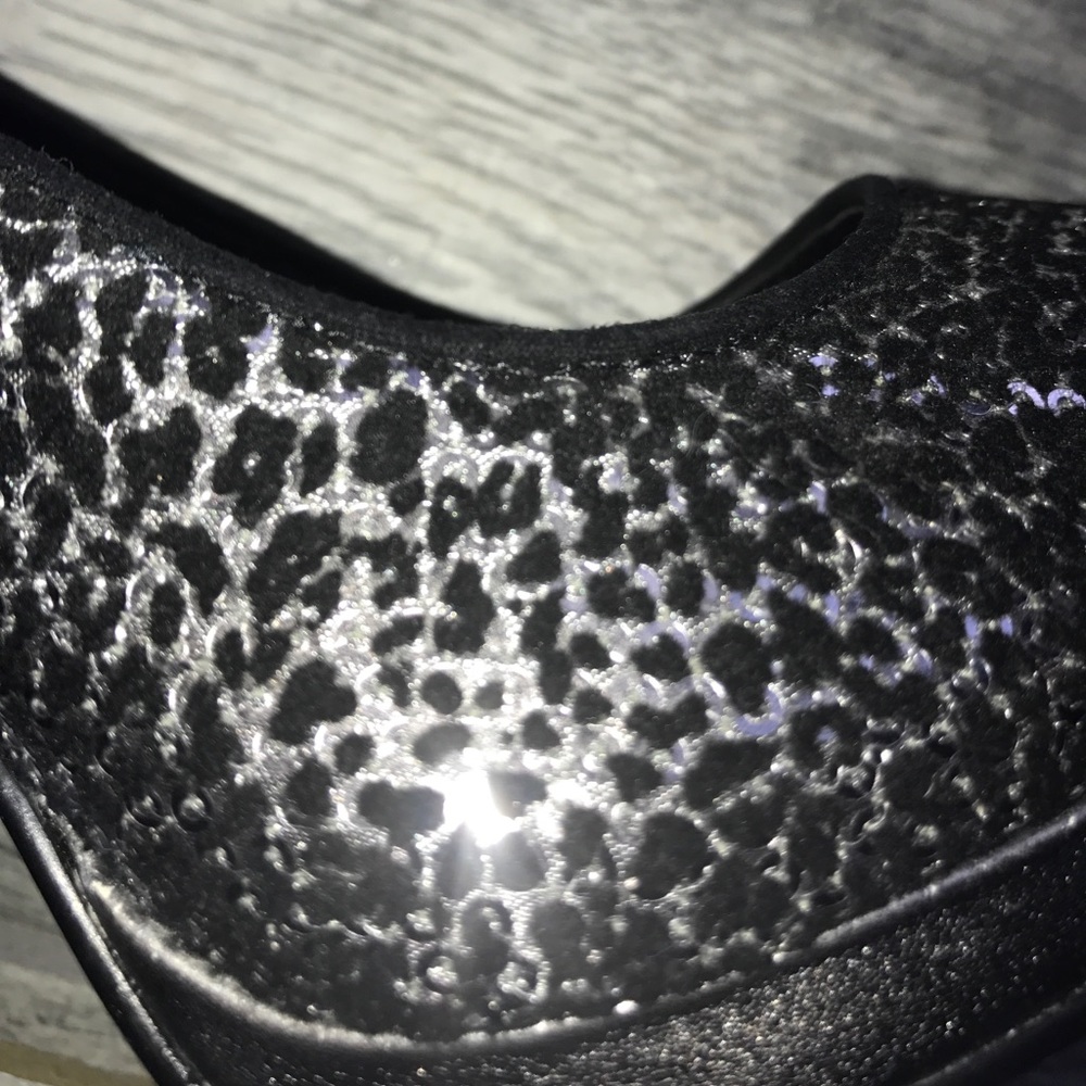 Silver leopard patterned platform heels. - Picture 8 of 8