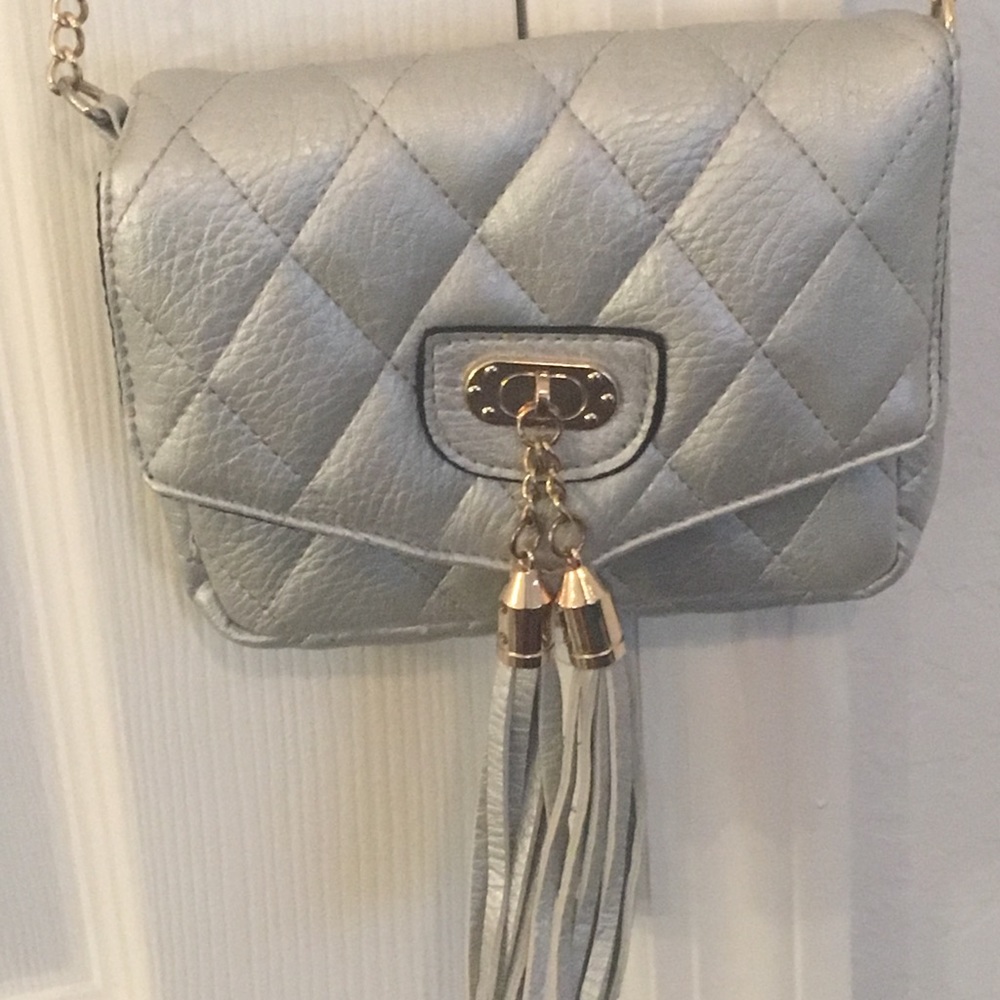 Silver Crossbody Vegan Leather Euc 💕