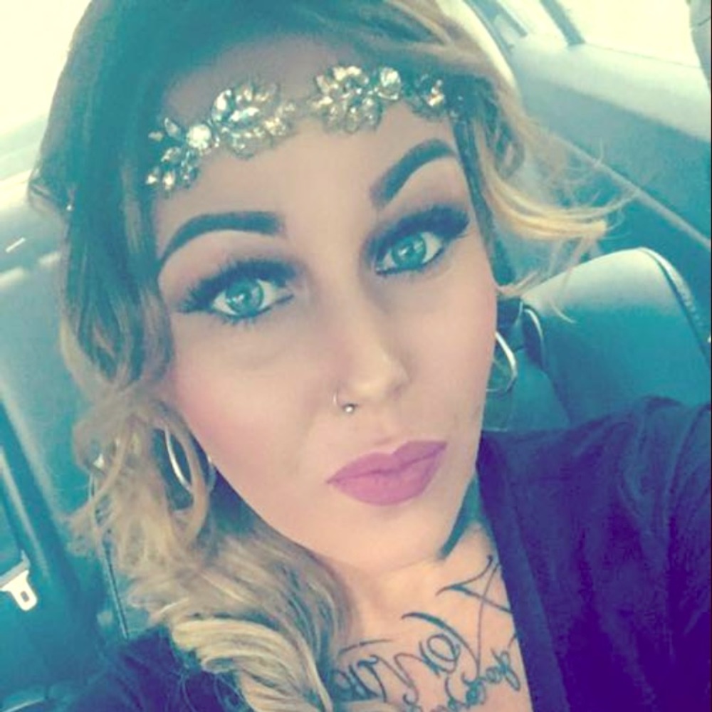 Beautiful gold head piece and gold flip flops