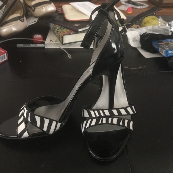 Barely worn guess dress sandal with zebra detail - Picture 2 of 3