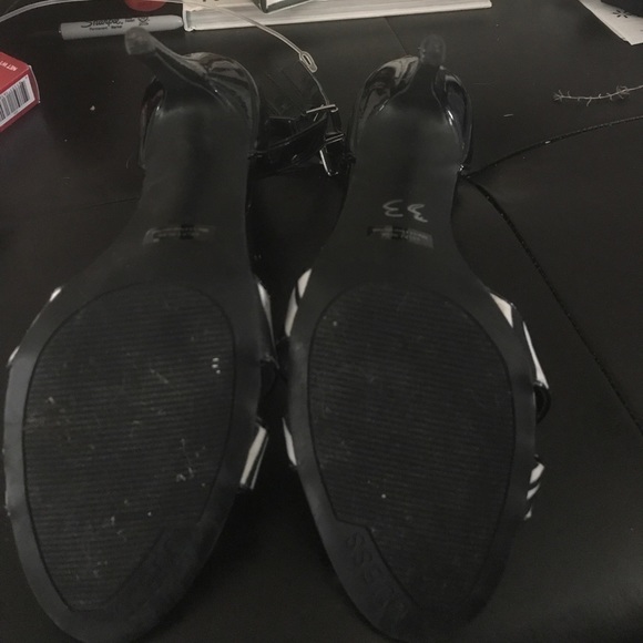 Barely worn guess dress sandal with zebra detail - Picture 3 of 3