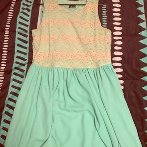 (SOLD)MINT AND CREAM FLORAL DRESS