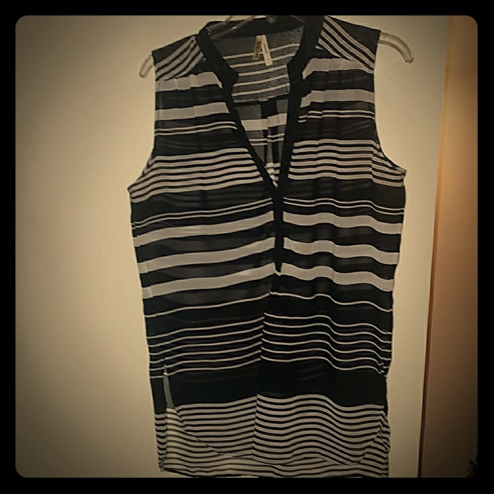 Black & White No Sleeve Blouse