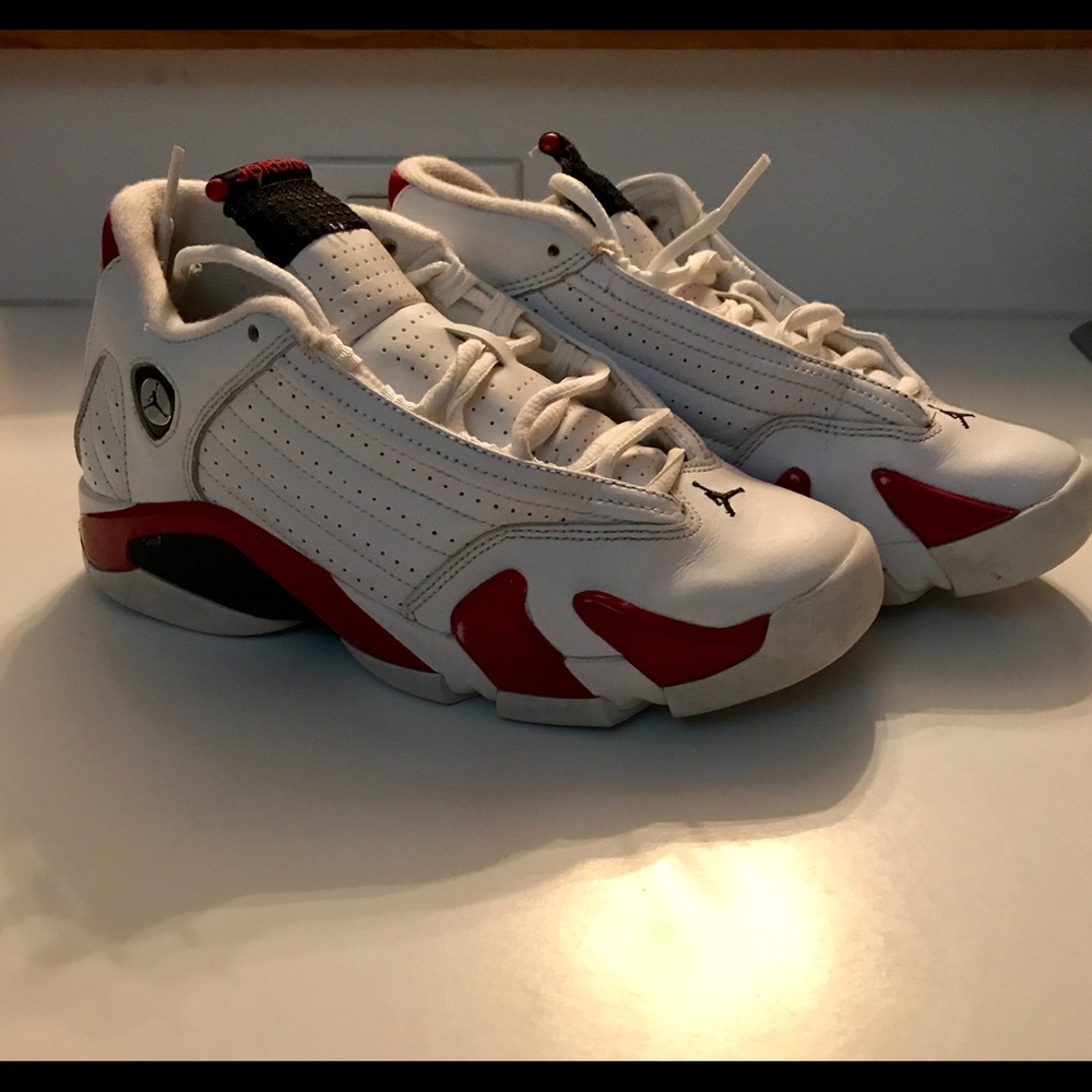 Used Boy’s Jordan Retro Tennis shoes. Sz 4Y.