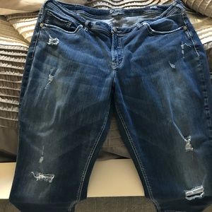 Silver fluid denim boyfriend skinny short