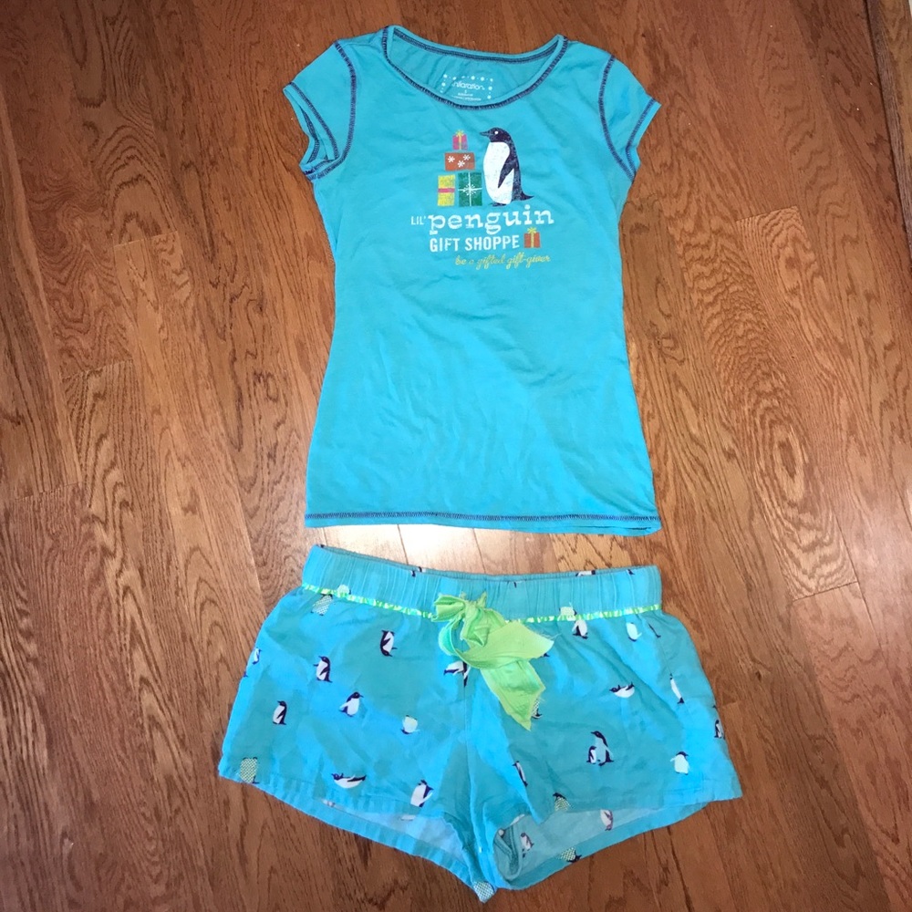 Fun penguin print pajama set!