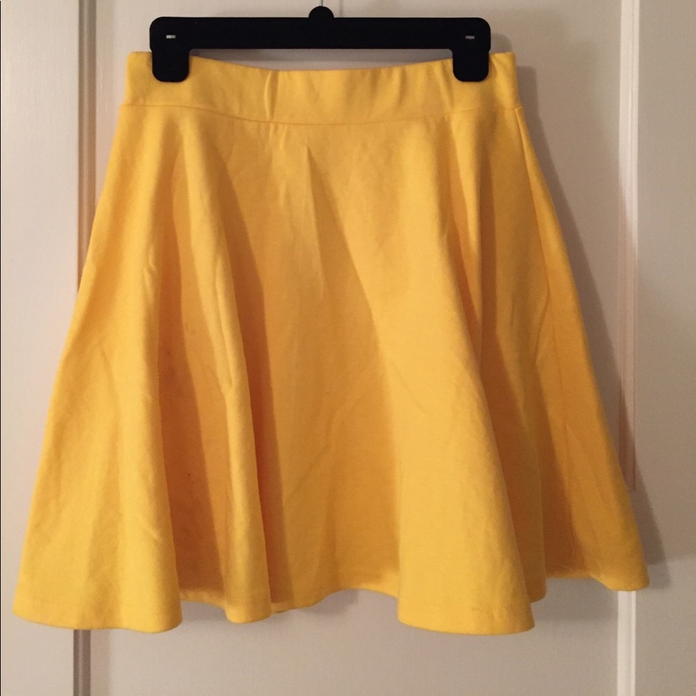 Cute yellow skater skirt!