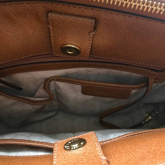 Michael Kors Tote and matching Wallet - Picture 3 of 4