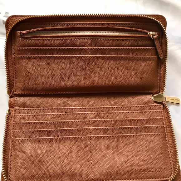 Michael Kors Tote and matching Wallet - Picture 4 of 4