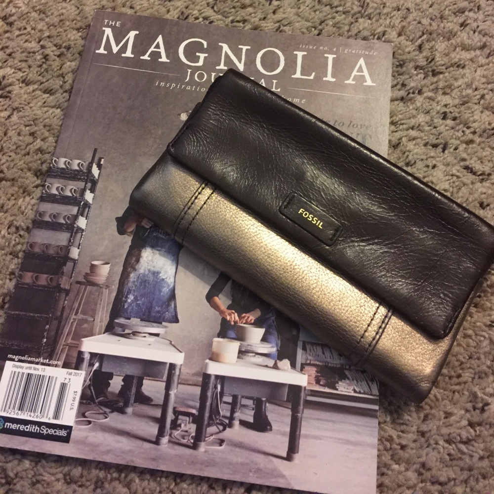 Fossil Taupe✨METALLIC✨ Ellis Clutch!