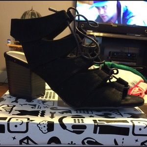 New size 9 lace up black sandals