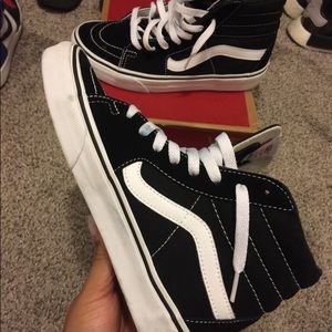 Black/ White Sk8-hi Vans- 5.5y