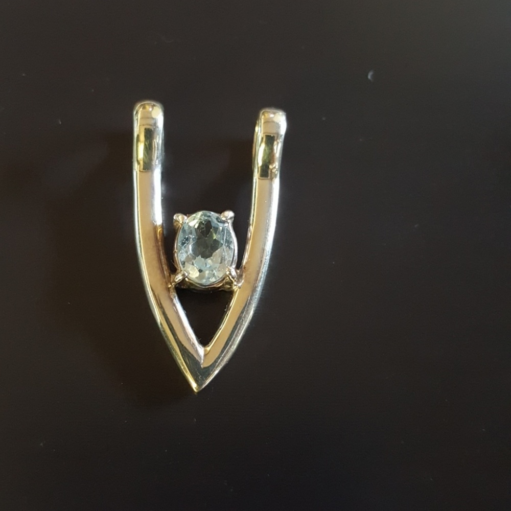 Beautiful silver pendant with aquamarine gem....