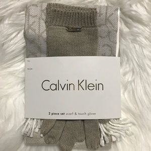 Calvin Klein 2 piece set scarf & touch glove