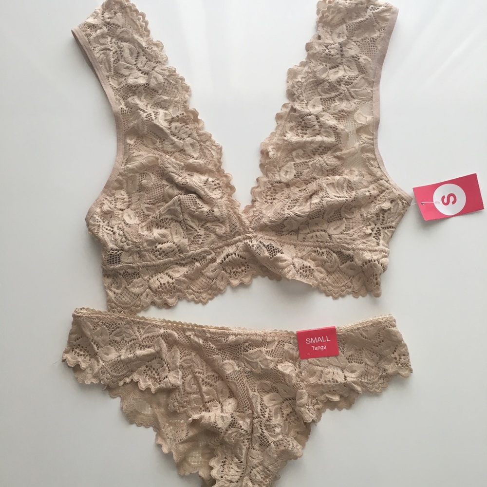 CLOSET CLEAROUT Lace bralette and panty set NWT