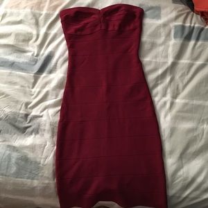Fitted strapless maroon bebe dress
