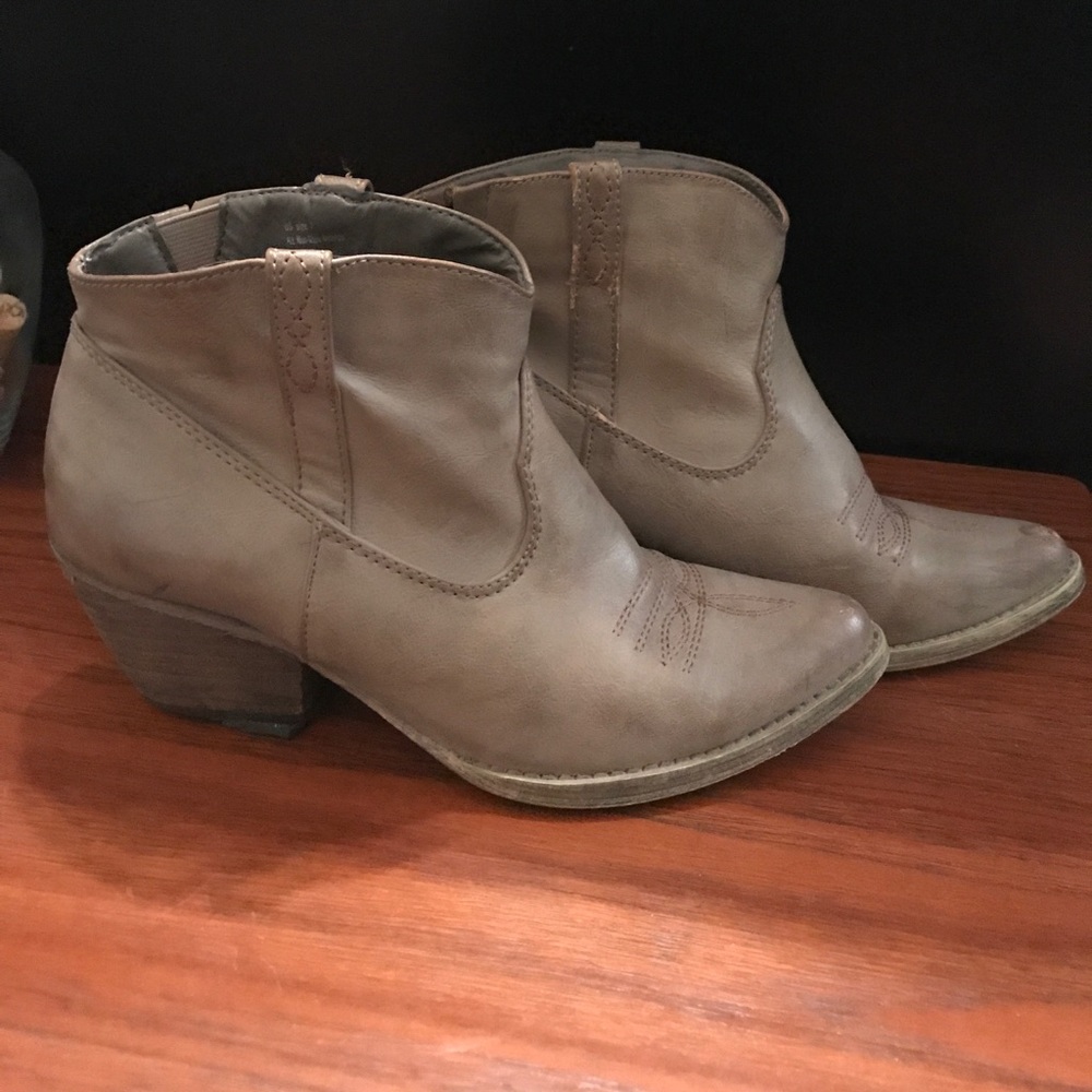 Volatile boots