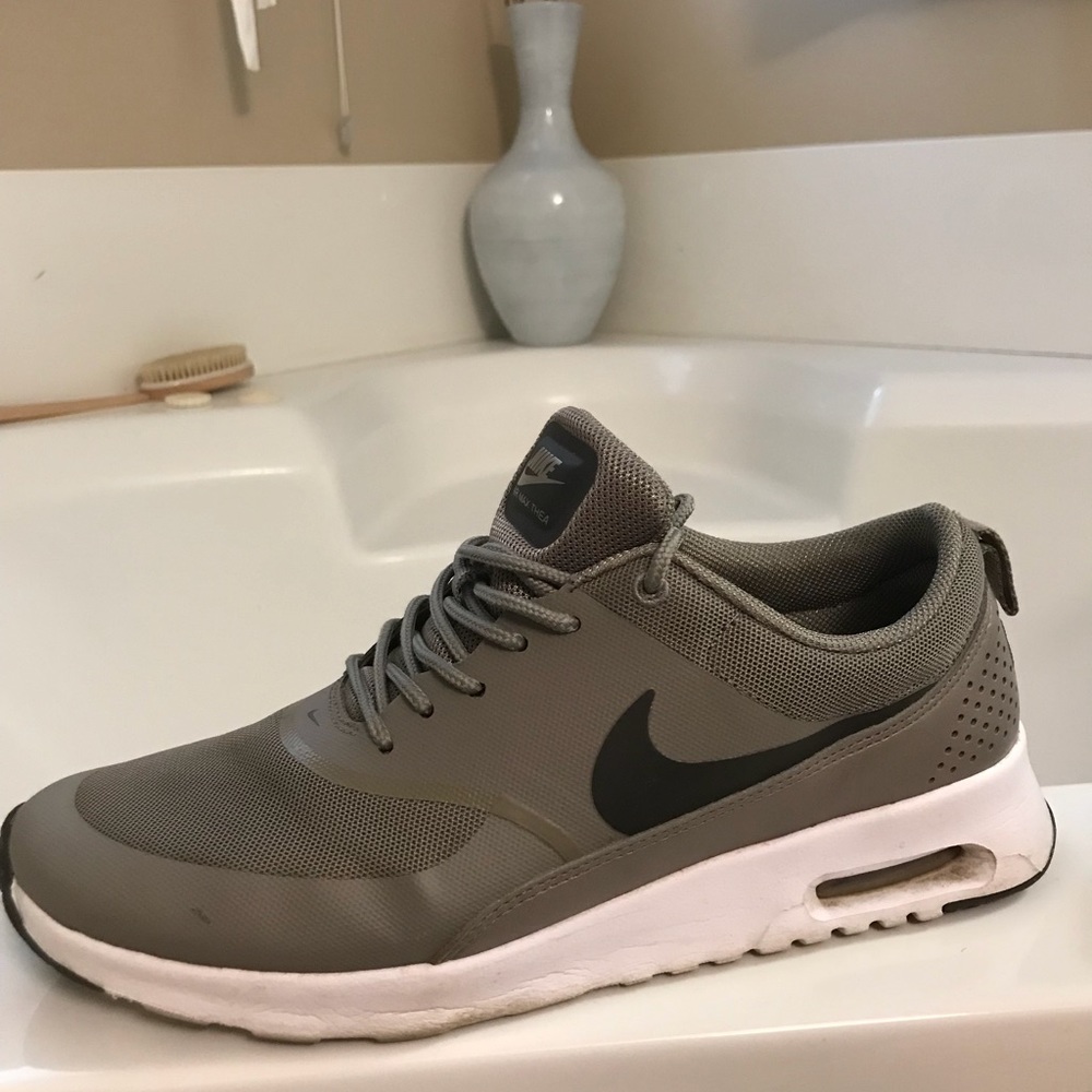 NIKE AIR MAX THEA - women’s size 10