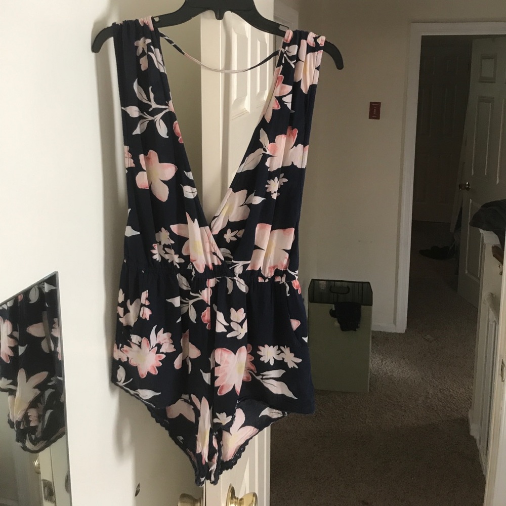Floral billabong romper!