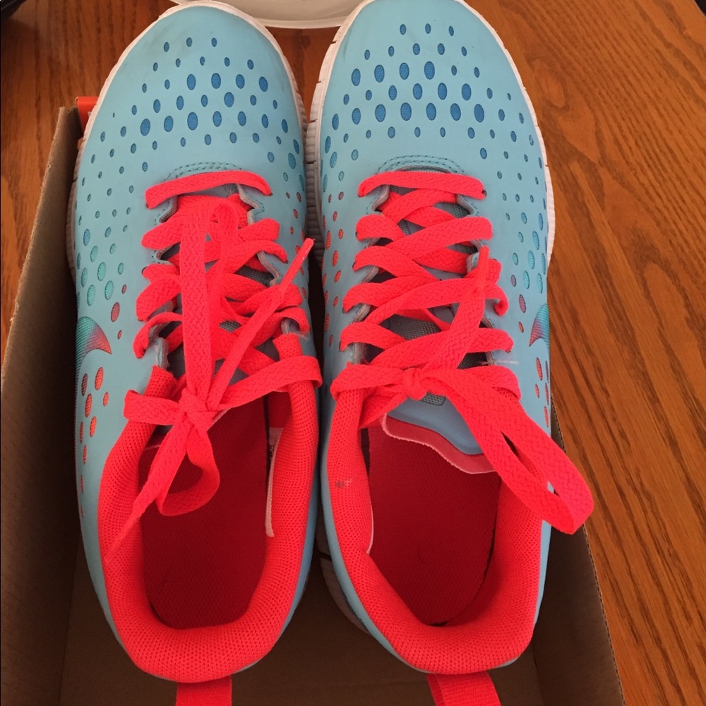 Nine tennis shoes. Girls 4.5