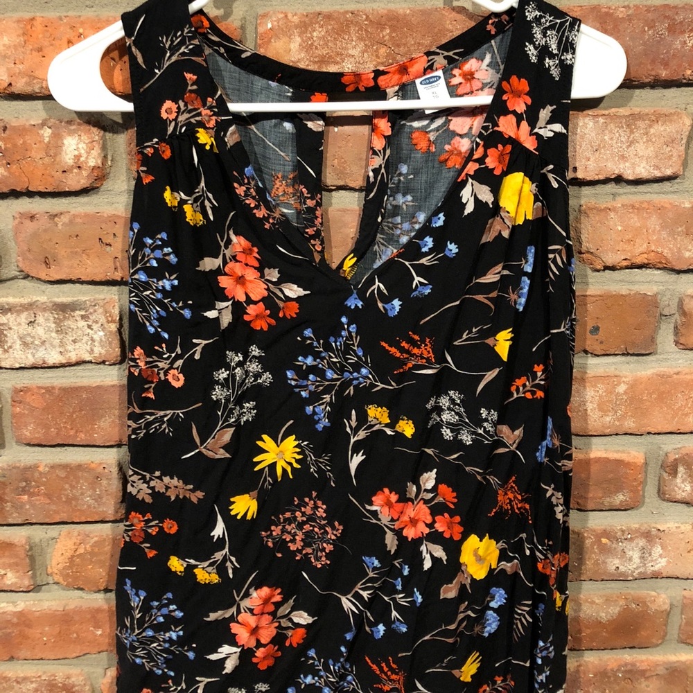 Old Navy tank with keyhole in back