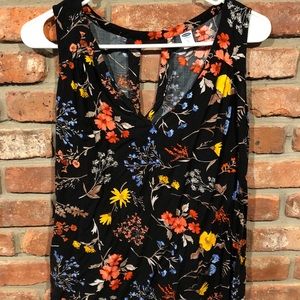 Old Navy tank with keyhole in back