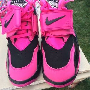 Brand New 7Y Nike (equivalent to 8/8.5 women's)