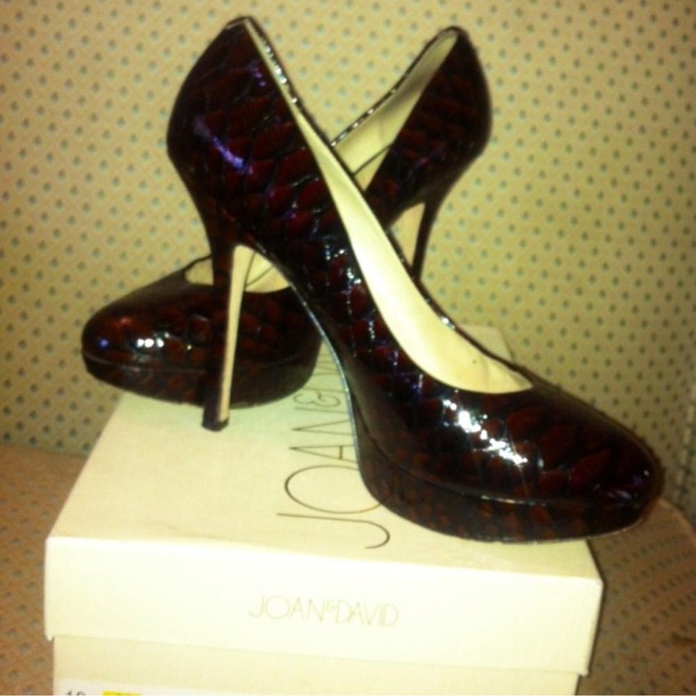 Joan & David Croc embossed size 10 gently used